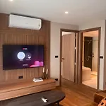 Spacious Bedroom- 2 Mins From Train Station